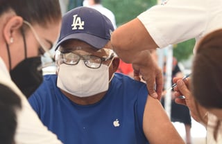 La Secretaría de Bienestar en La Laguna, informó que a partir de mañana lunes se habilitará un nuevo punto de vacunación en Gómez Palacio para continuar con la atención de los adultos mayores de 60 años de edad. (ARCHIVO)