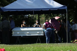 Victoria Esperanza Salazar Arriaza, salvadoreña asesinada por policías en Tulum, fue sepultada ayer domingo. (EFE)