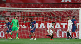 Marcos Acuña (d) celebra luego de marcar el gol con el que Sevilla venció 1-0 al Atlético de Madrid. (AP)