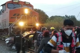 Siete miembros de una familia murieron luego de que la máquina del tren impactara el auto Chevrolet, línea Chevy, en color guinda, en el que viajaban. (ARCHIVO)