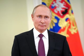 El presidente ruso Vladimir Putin firmó el lunes una ley que le permitiría seguir en el poder hasta 2036, una medida que formaliza los cambios constitucionales aprobados por voto popular del año pasado. (ARCHIVO) 
