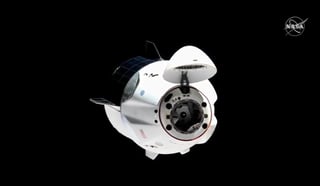 La cápsula Dragon de carga, de la compañía privada aeroespacial SpaceX, completó este lunes con éxito su reubicación en la Estación Espacial Internacional (EEI) de cara a la llegada de la próxima tripulación. (Especial) 