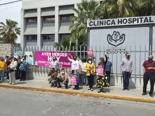 Hace un par de semanas los trabajadores del ISSSTE en Gómez Palacio se manifestaron pacíficamente para solicitar su vacunación.