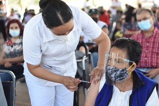 Se han vacunado a 59 mil 182 personas mayores de 60 años en La Laguna de Coahuila. (FERNANDO COMPEÁN)