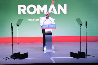 El candidato del PRI y PRD a la alcaldía, Román Cepeda, expuso los ejes de trabajo en los que estará enfocada su propuesta política. (FERNANDO COMPEÁN)