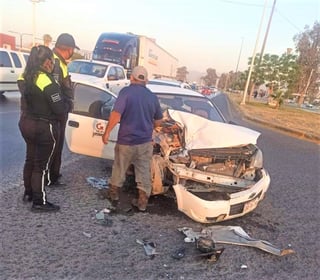 Trailero choca contra auto en el periférico de Gómez Palacio y huye, tras una persecución fue detenido en la carretera a Jiménez.
(EL SIGLO DE TORREÓN)