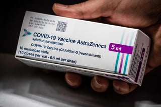 Existe un vínculo causal entre la vacuna de AstraZeneca contra el coronavirus y los casos raros de formación de coágulos de sangre, declaró un alto funcionario de la Agencia Europea de Medicamentos, pero agregó que aún no está claro cuál es la conexión y que los beneficios de recibir la vacuna superan los riesgos de contraer el COVID-19. (ARCHIVO) 
