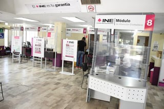 Hay 800 ciudadanos en el distrito V de Torreón que aún no recogen su credencial y, de no hacerlo antes del sábado, no podrán votar en las próximas elecciones.
(FERNANDO COMPEÁN)