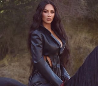La estrella de la televisión estadounidense Kim Kardashian ha amasado una fortuna de 1,000 millones de dólares gracias a sus negocios de maquillaje y ropa para moldear el cuerpo, KKW Beauty y Skims, según informó este martes la revista Forbes. (Especial) 