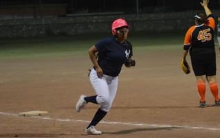 No se detienen las acciones de la Liga Municipal de Softbol Femenil de Torreón y durante la Semana Santa siguieron sonando fuerte los batazos en la séptima jornada de la temporada “Primavera – Verano 2021”. (Especial) 