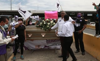 El candidato a diputado federal por el Distrito 2 del Partido Encuentro Social, Carlos Mayorga, realizó la representación de un funeral, incluyendo peritos, dolientes, féretro y carroza fúnebre. (ESPECIAL)