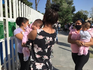 Desde tempranas horas comenzaron a llegar madres con sus bebés al Centro de Salud Isauro Venzor en busca de la inmunización.