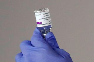La Agencia Europea del Medicamento (EMA) confirmó este miércoles un “posible vínculo” de AstraZeneca con los casos inusuales de coagulación sanguínea reportados en algunas personas que recibieron esta vacuna, pero considera que su beneficio sigue estando por encima del riesgo de un efecto secundario.

