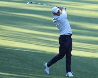 Rory McIlroy durante su práctica de ayer, previo al inicio del Masters, el único torneo major de la PGA que le falta para lograr el Grand Slam. (EFE)