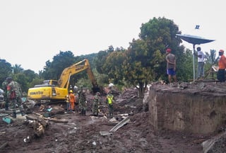 Los equipos de emergencia de Indonesia trabajan este miércoles a contrarreloj en varias islas del sur del país para tratar de encontrar a los 61 desaparecidos en las riadas de los últimos días, en las que han muerto 138 personas. (EFE) 
