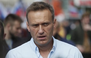 El líder opositor ruso, Alexéi Navalni, sufre una hernia doble y una protusión discal, según desveló un examen médico que se le realizó en la prisión en la que cumple su condena, informó hoy uno de sus abogados. (ARCHIVO) 

