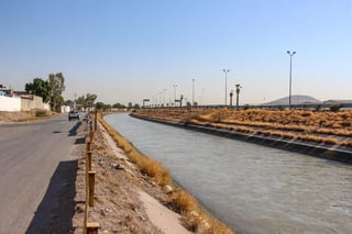 A partir de este miércoles la cantidad de agua que corre por los canales Santa Rosa-Tlahualilo y Sacramento comenzó a disminuir. (DIANA GONZÁLEZ)
