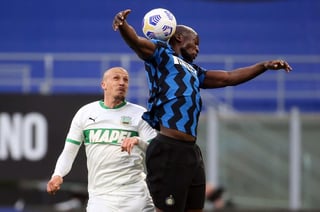  Romelu Lukaku firmó un gol y asistió a Lautaro Martínez en el otro para que el Inter de Milán se acercará más a su primer título de la Serie A en más de una década al vencer el miércoles 2-1 a Sassuolo.
(EFE)