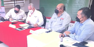 El candidato del PRI y PRD, Román Cepeda, firmó un acuerdo con los empresarios que conforman el GEL. (FABIOLA P. CANEDO)