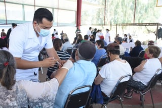 Según la delegada regional del Bienestar Social, Cintia Sánchez, esperan finalizar la vacunación en las tres células el 17 de abril y luego seguir con brigadas que se desplacen a hospitales y hogares. (EL SIGLO DE TORREÓN)
