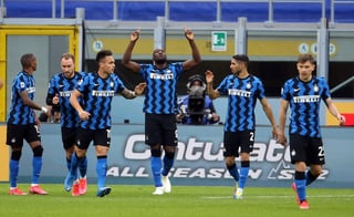 Romelu Lukaku (c) metió un gol y puso el pase para otro, en la victoria del Inter de Milán 2-1 sobre Sassuolo. (EFFE)
