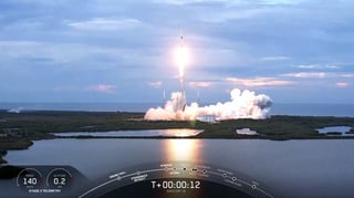 Un cohete Falcon 9 de la compañía privada SpaceX puso en el espacio otro lote de 60 satélites de la red de internet Starlink, tras lo cual una parte reutilizable aterrizó de forma exitosa sobre una plataforma en el mar. (ARCHIVO) 