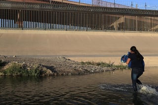 Las detenciones de inmigrantes indocumentados en la frontera entre Estados Unidos y México alcanzaron en marzo su mayor nivel mensual en 20 años, al aumentar un 71 % respecto a febrero, informaron este jueves fuentes oficiales estadounidenses.
(ARCHIVO)