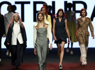 Varias modelos lucen las creaciones de la colección otoño-invierno de la firma Otrura en la edición número 73 de la pasarela Mercedes-Benz Fashion Week Madrid celebrada ayer jueves en el recinto ferial IFEMA de dicha ciudad. (EFE)