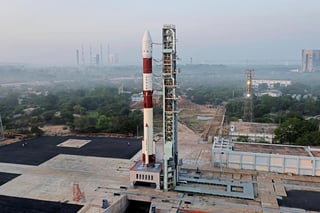 La carrera espacial india se ha convertido en una historia de éxito a pesar de contar con recursos limitados, y ahora el país asiático busca explotar su imagen de fiabilidad a bajo coste para afianzarse en el multimillonario mercado mundial de lanzamiento de satélites comerciales. (ARCHIVO) 
