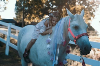 Chicos y grandes acuden a realizar terapias en caballo. (ESPECIAL)