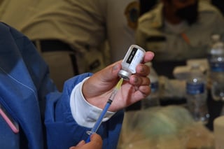 En sus primeros días de vacunación, se han aplicado 50 mil dosis antiCOVID en Saltillo la meta al domingo son 76 mil. (ARCHIVO)