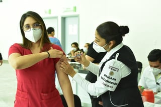 Los trabajadores del sector salud esperan que el delegado del Bienestar cumpla con la promesa de vacunarlos a todos en la primera quincena de abril.