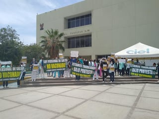 Fue el jueves pasado que trabajadores de la Clínica 66 del IMSS en Torreón realizaron una manifestación a las afueras del edificio. (ARCHIVO)