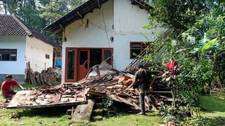 Al menos siete personas fallecidas, 12 heridos y daños en más de 300 edificios dejó un fuerte sismo registrado en la isla principal de Java, Indonesia. (EFE)