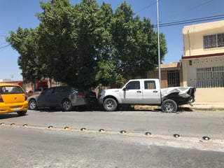 La madrugada de este sábado, un conductor impactó su vehículo contra dos autos estacionados en la colonia Torreón Jardín. (EL SIGLO DE TORREÓN)
