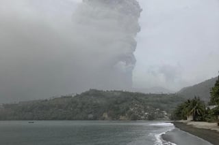 La comunidad científica teme este sábado que continúen durante horas e incluso días las explosiones en el volcán La Soufriere en San Vicente y las Granadinas, cuya actividad habría provocado la muerte de una persona y la evacuación de al menos 16,000, en un esfuerzo que se ha hecho difícil debido a la pandemia de COVID-19. (EFE)