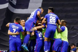 Jugadores del Cruz Azul celebran luego del gol de Jonathan Rodríguez, con el que vencieron 1-0 a las Chivas y llegaron a 12 victorias consecutivas para igualar el récord del futbol mexicano. (Especial) 