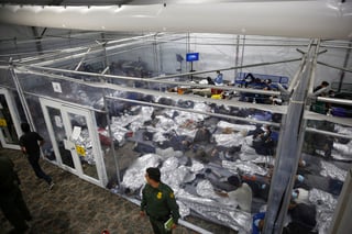 ICE no detalló cuales hoteles serán los que resguarden migrantes. (AP) 
