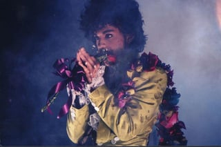 Prince fue un músico cuyo legado quedará registrado en la historia de la música como uno de los más representativos de toda una época. Ahora, a punto de llegar a su quinto aniversario luctuoso, se ha revelado que dentro de poco se dará a conocer material musical grabado en el año 2010. (Especial) 
