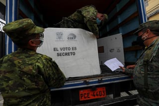Los casi 13.1 millones de electores ecuatorianos votarán cercados por un interminable azote socioeconómico. (EFE) 