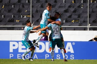 Jugadores del León celebran uno de los dos tantos de Emanuel Gigliotti (20) en la victoria de 'La Fiera' 3-1 sobre el Atlas.