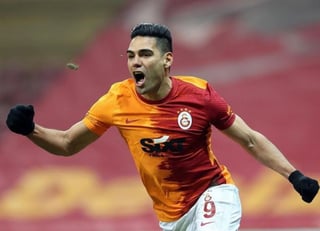 El colombiano Radamel Falcao, delantero del Galatasaray, fue hospitalizado por una fractura facial que sufrió en un choque durante el entrenamiento de su equipo este domingo, informó en un comunicado el club turco. (Especial) 
