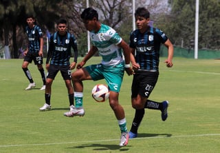 Las filiales juveniles Sub-17 de Santos Laguna y Querétaro, igualaron 0-0 hoy en las instalaciones del Centro Gallo de Alto Rendimiento (CEGAR), en actividad de la jornada 14 del Torneo Guardianes 2021. (ARCHIVO)
