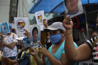 Pese la pandemia, familias de 14 estados acudieron a Ciudad de México para pedir que las autoridades de CEAV les escuchen. (AGENCIAS)