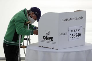 En la peor fase de la segunda ola de COVID-19, los peruanos salieron a votar por el nuevo presidente del país. (EFE) 