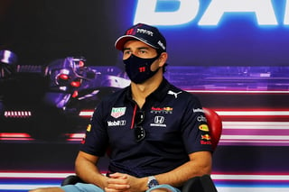 El mexicano Sergio Pérez, piloto de Red Bull Racing, recibió la segunda dosis de la vacuna para el COVID-19, confirmó Helmut Marko, consejero de la escudería. (ARCHIVO)
