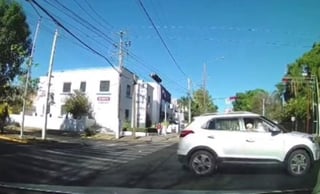 Mediante TikTok se volvió viral el video captado por la cámara de seguridad de un automóvil, en el cual se muestra el accidente entre un particular y una ambulancia en intersección. (Especial) 