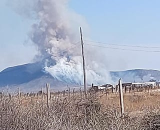 Un incendio se registró la tarde de hoy en entre dos ejidos de la carretera Saltillo-Zacatecas, al cual elementos de Protección Civil y del Medio Ambiente acudieron para combatir el fuego. (ARCHIVO)