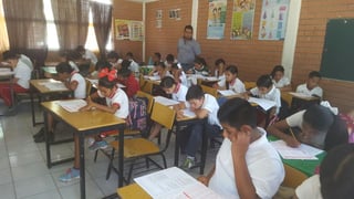 Alrededor de 40 mil alumnos de educación básica en Coahuila, un 7 por ciento del total, han desertado los estudios en el año de pandemia, según datos del secretario de Educación, Higinio González Calderón. (ARCHIVO)