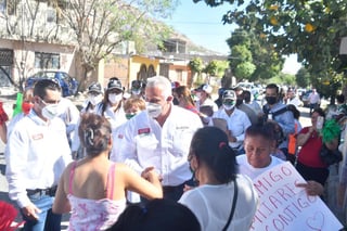 El candidato a la alcaldía Román Alberto Cepeda realizó un recorrido por varias colonias al sector poniente de Torreón. (EL SIGLO DE TORREÓN)
